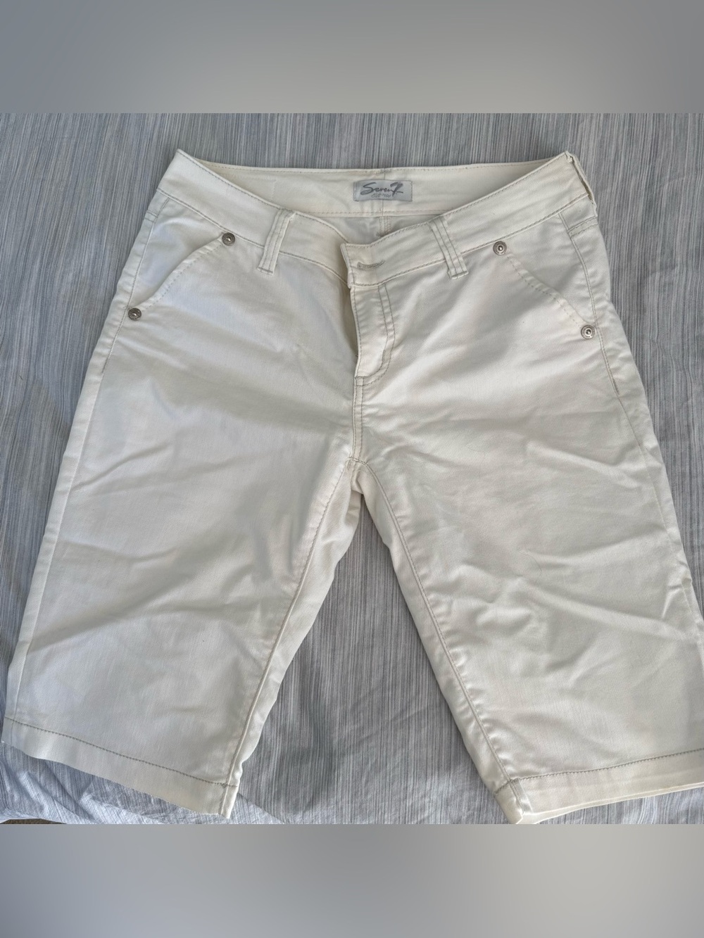Seven7 Women's white Bermuda Shorts Size 12.